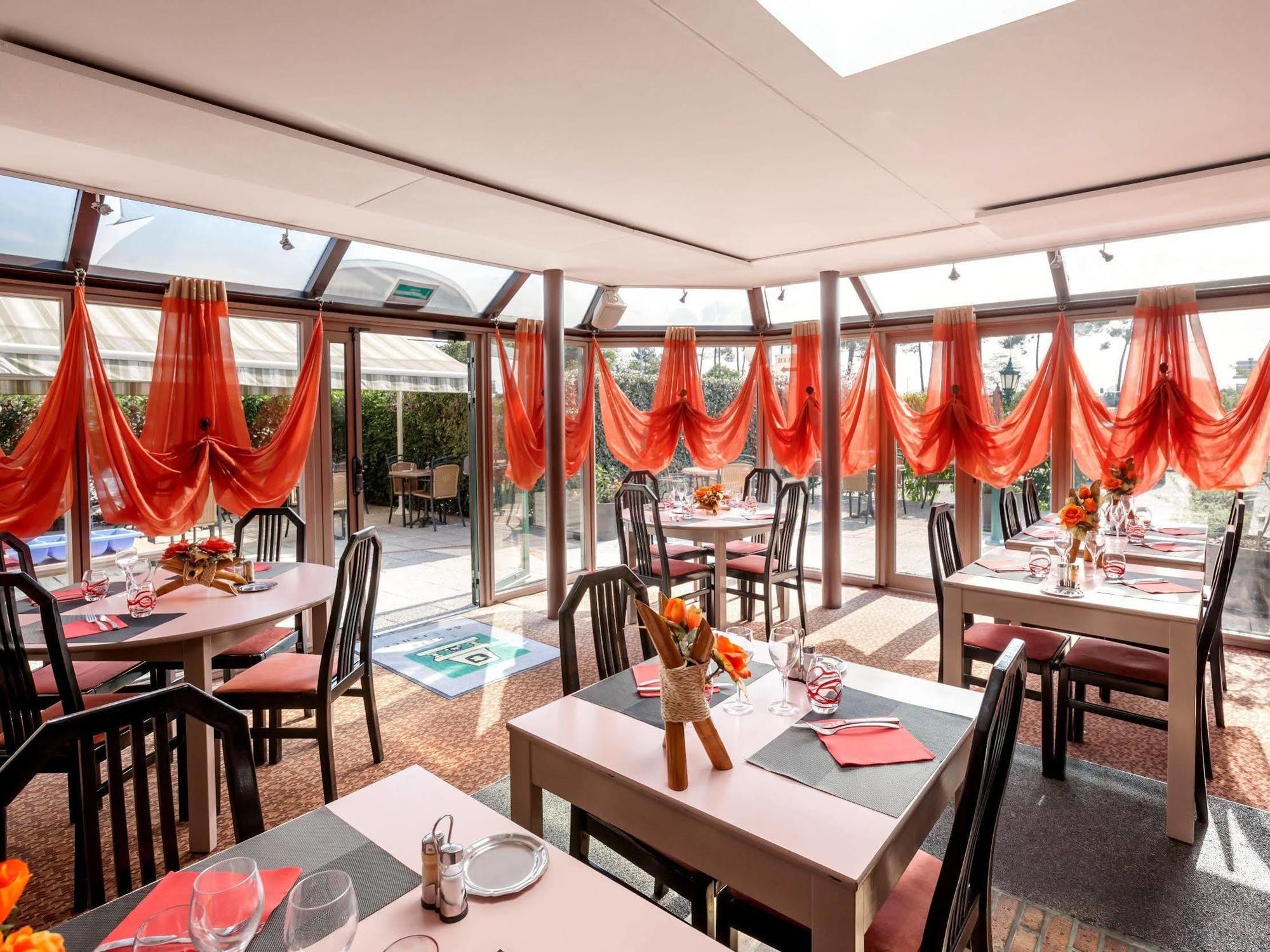 Logis Hotel Horus Restaurant Les Bruyeres Toulenne Exterior foto