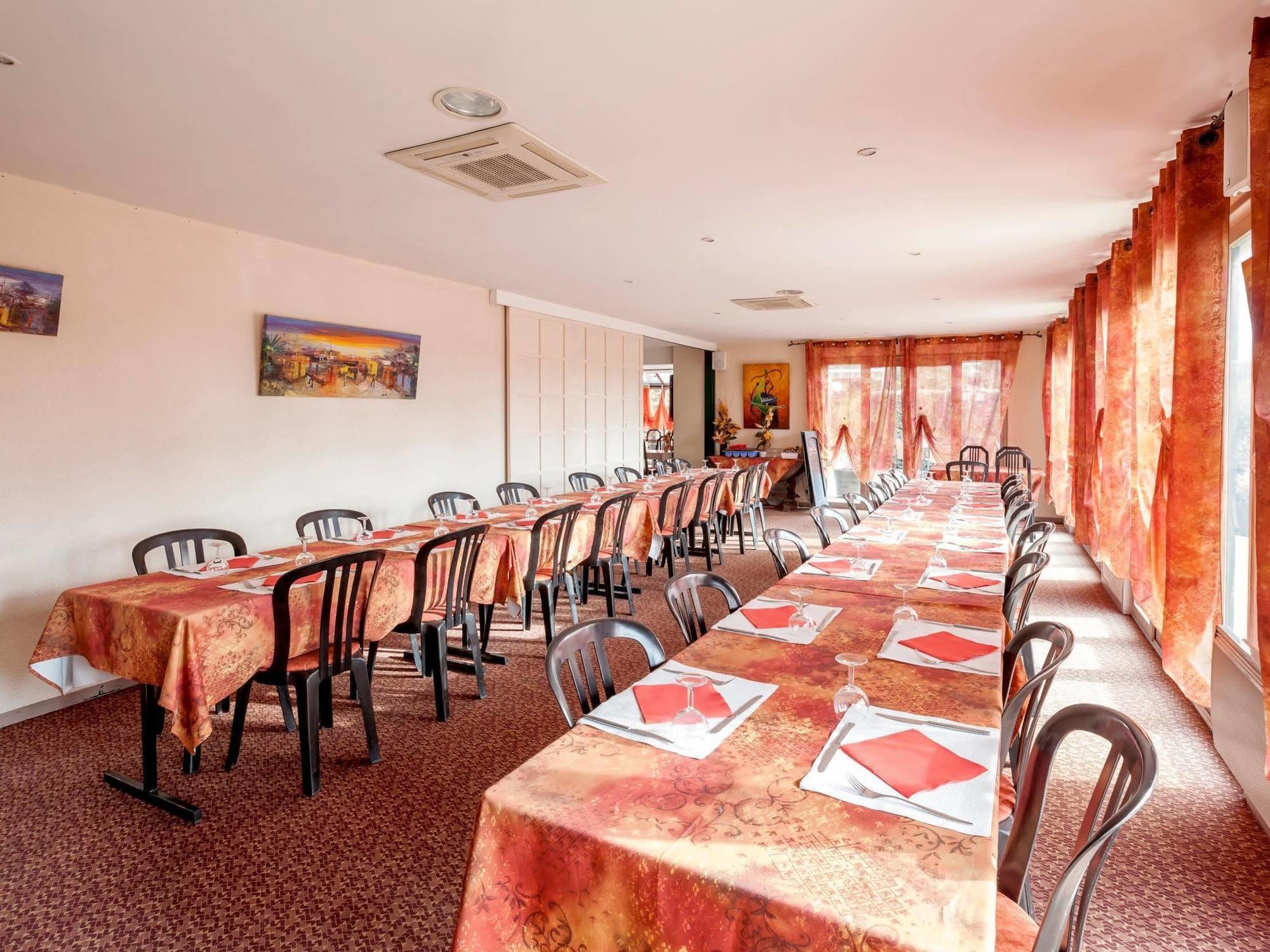 Logis Hotel Horus Restaurant Les Bruyeres Toulenne Exterior foto